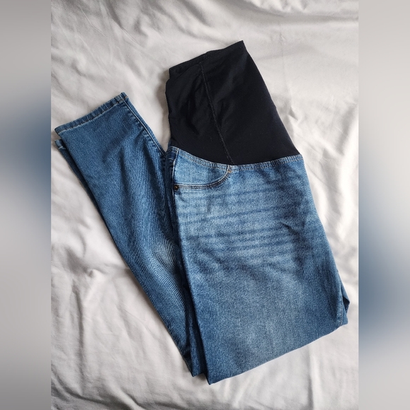 Light-Wash Stylish Maternity Jeans - Picture 8 of 10